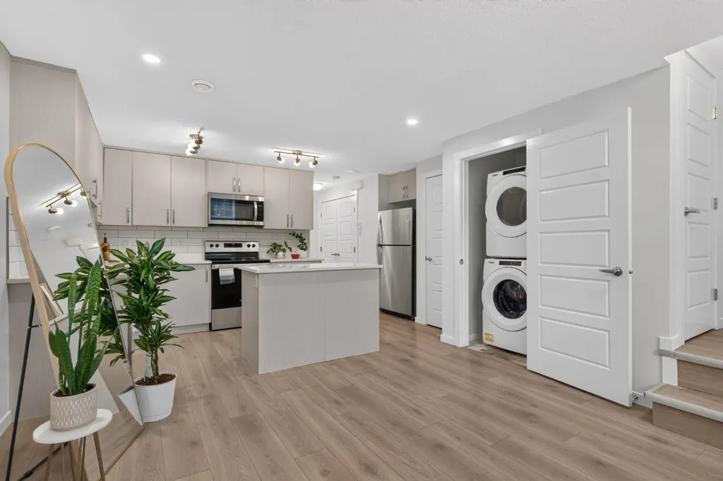 461 Cranbrook Square SE Calgary AB T3M2E3
