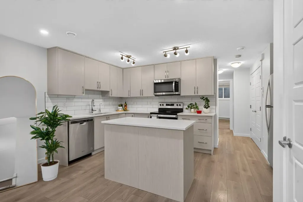 461 Cranbrook Square SE Calgary AB T3M2E3