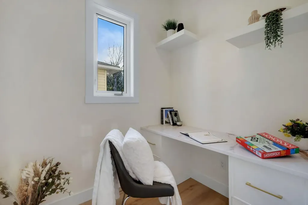 6428 33 Avenue NW Calgary AB T3B 1L1