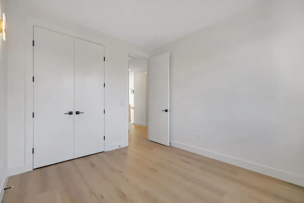 6428 33 Avenue NW Calgary AB T3B 1L1