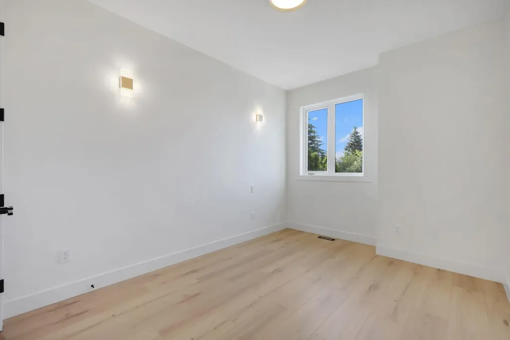 6428 33 Avenue NW Calgary AB T3B 1L1