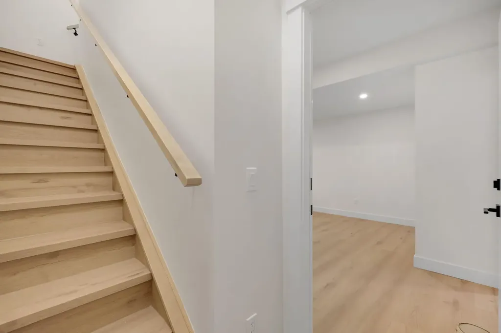 6428 33 Avenue NW Calgary AB T3B 1L1