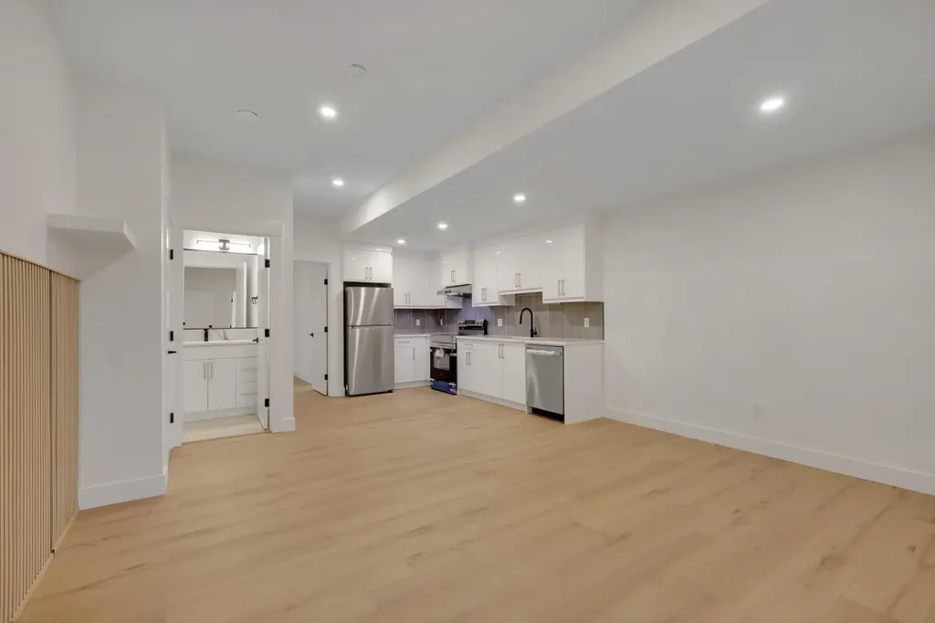 6428 33 Avenue NW Calgary AB T3B 1L1