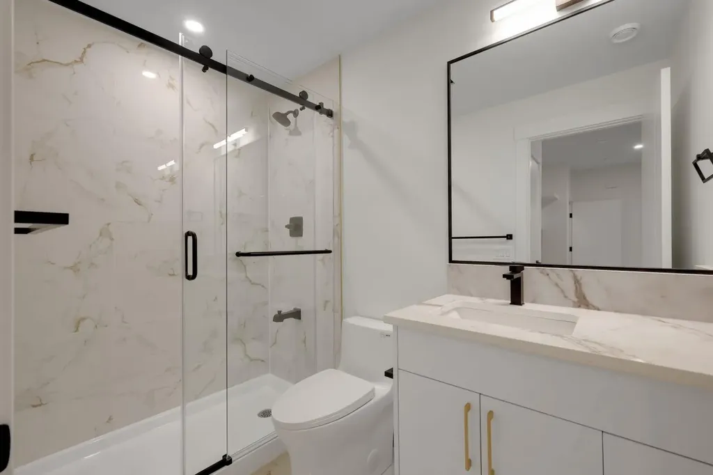6428 33 Avenue NW Calgary AB T3B 1L1
