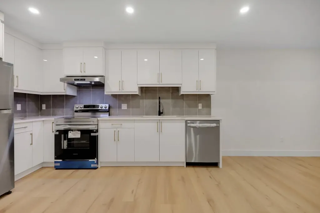 6428 33 Avenue NW Calgary AB T3B 1L1