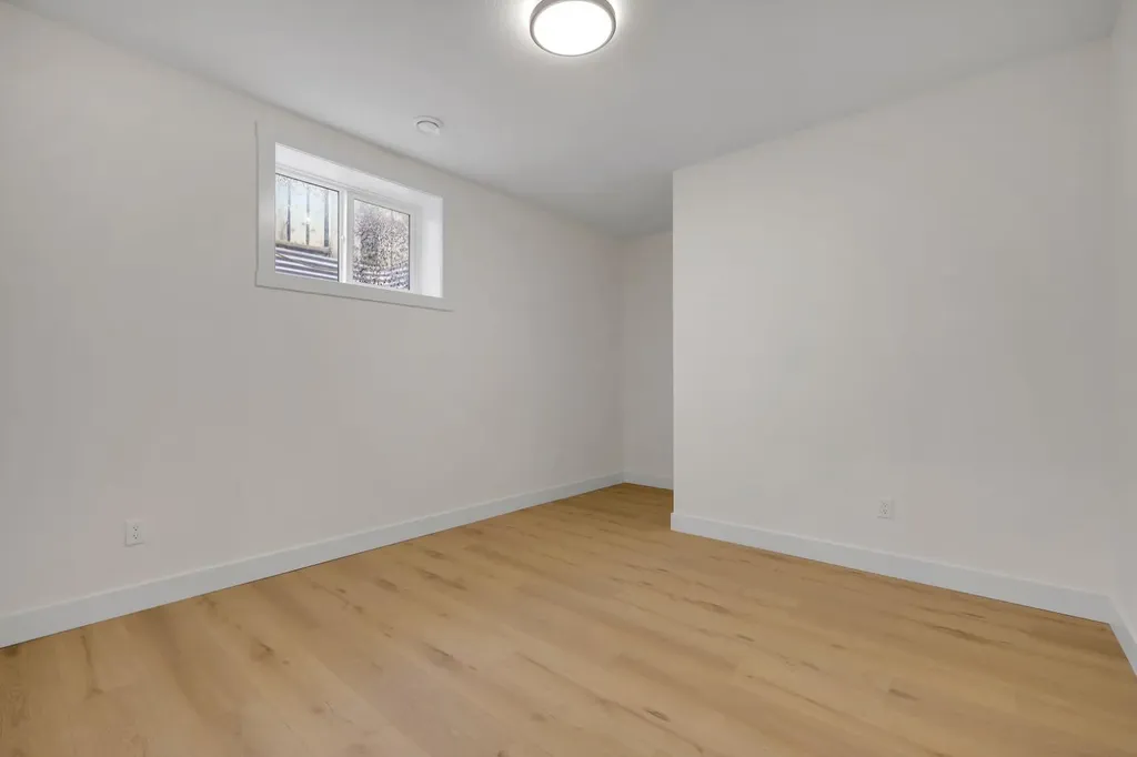 6428 33 Avenue NW Calgary AB T3B 1L1