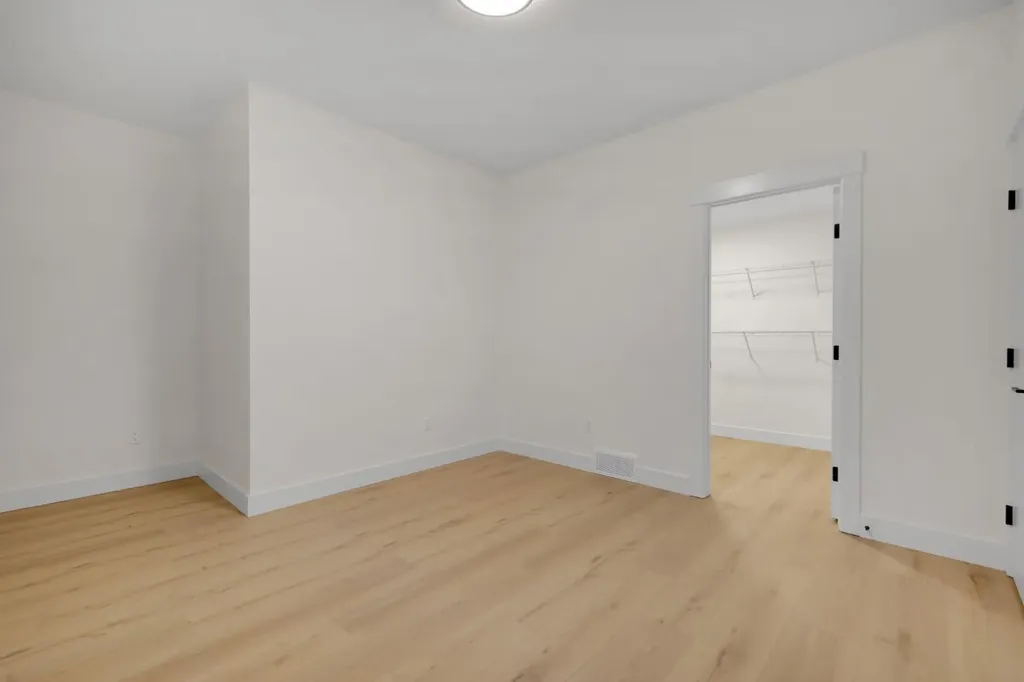 6428 33 Avenue NW Calgary AB T3B 1L1
