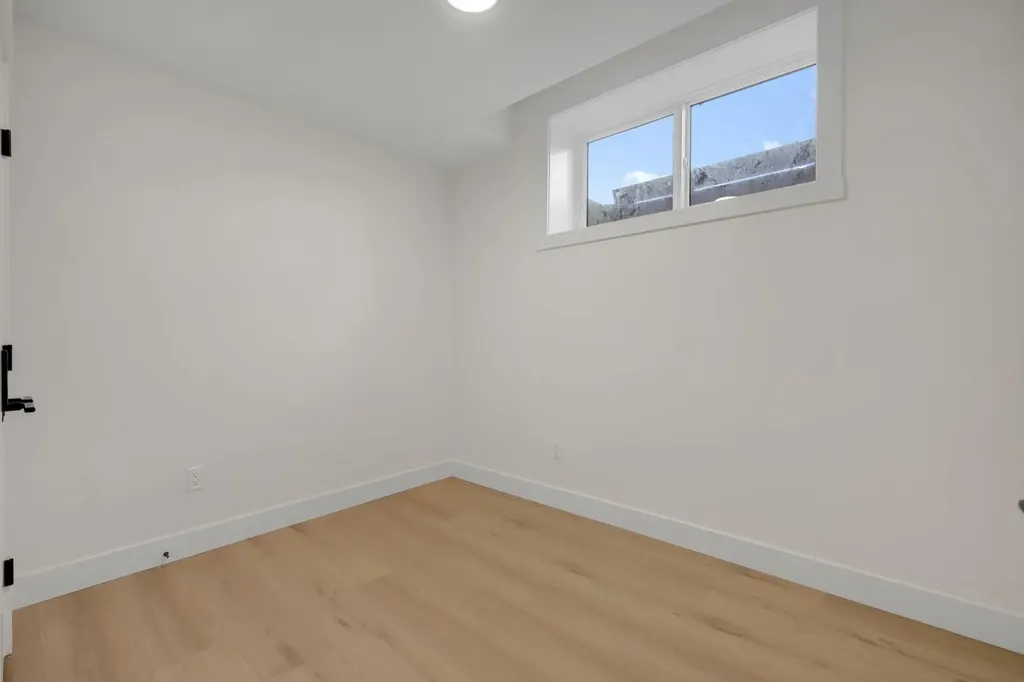 6428 33 Avenue NW Calgary AB T3B 1L1