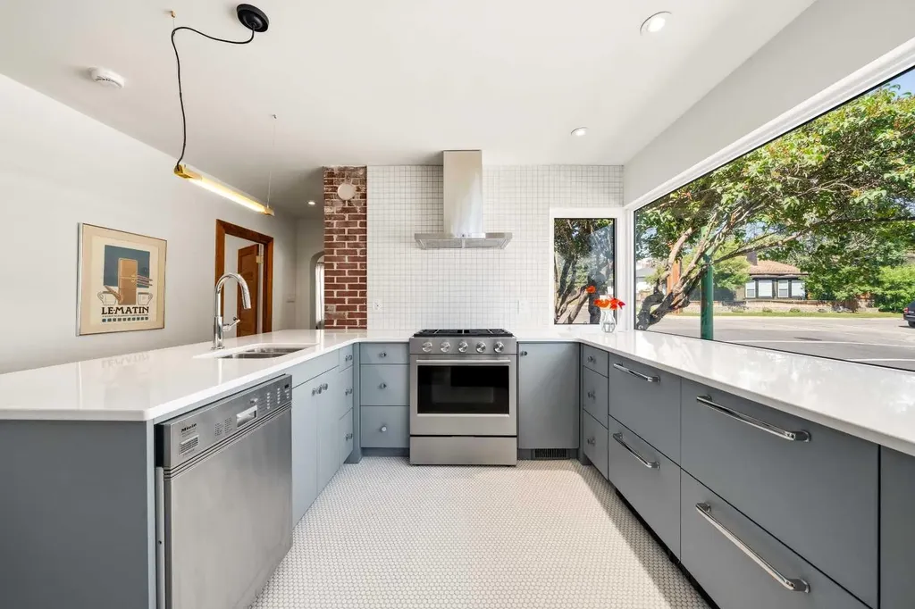 3222 1 Street NE Calgary AB T2E3C5