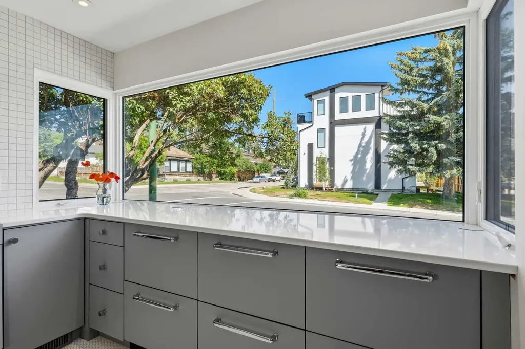 3222 1 Street NE Calgary AB T2E3C5