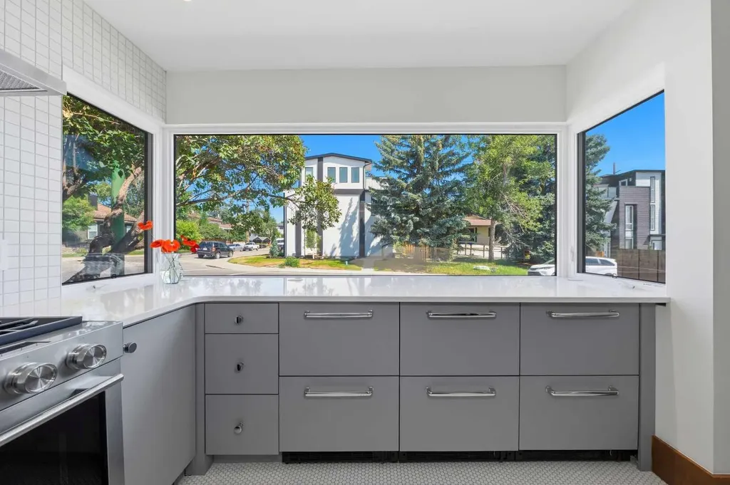 3222 1 Street NE Calgary AB T2E3C5