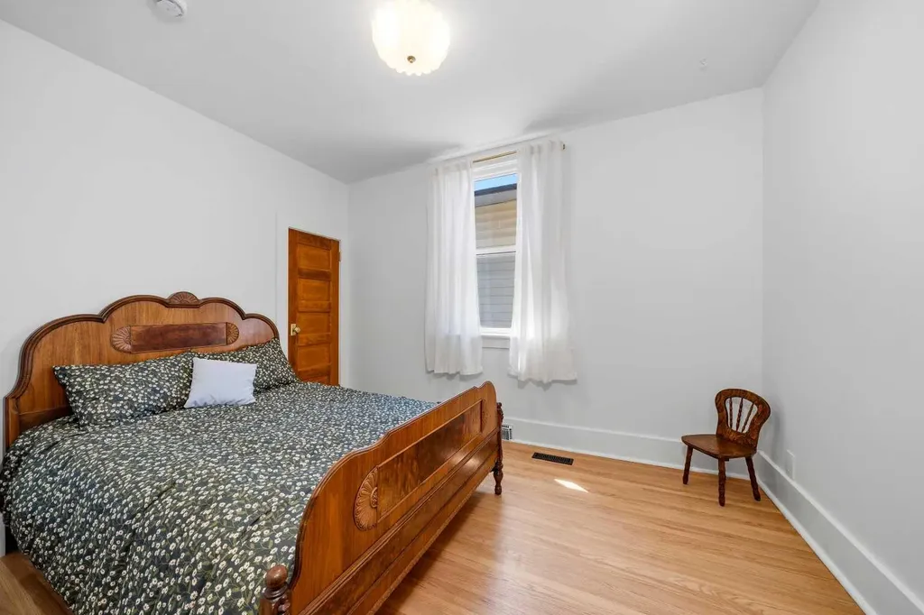 3222 1 Street NE Calgary AB T2E3C5