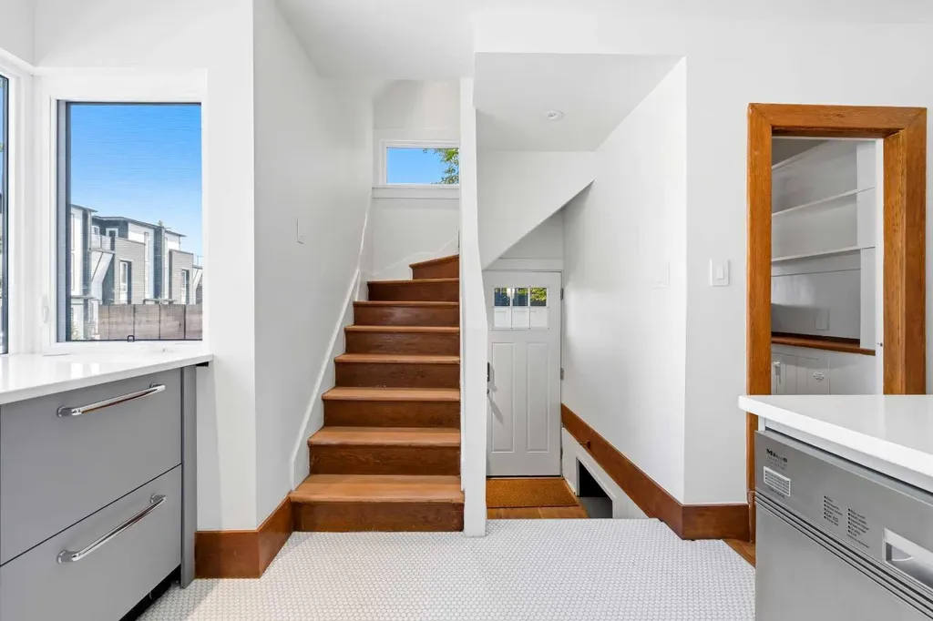 3222 1 Street NE Calgary AB T2E3C5