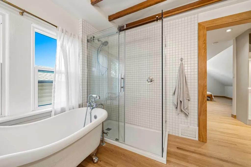3222 1 Street NE Calgary AB T2E3C5