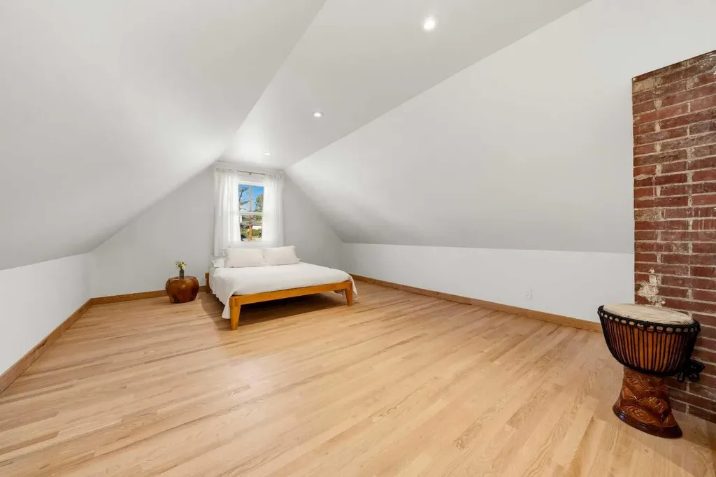 3222 1 Street NE Calgary AB T2E3C5