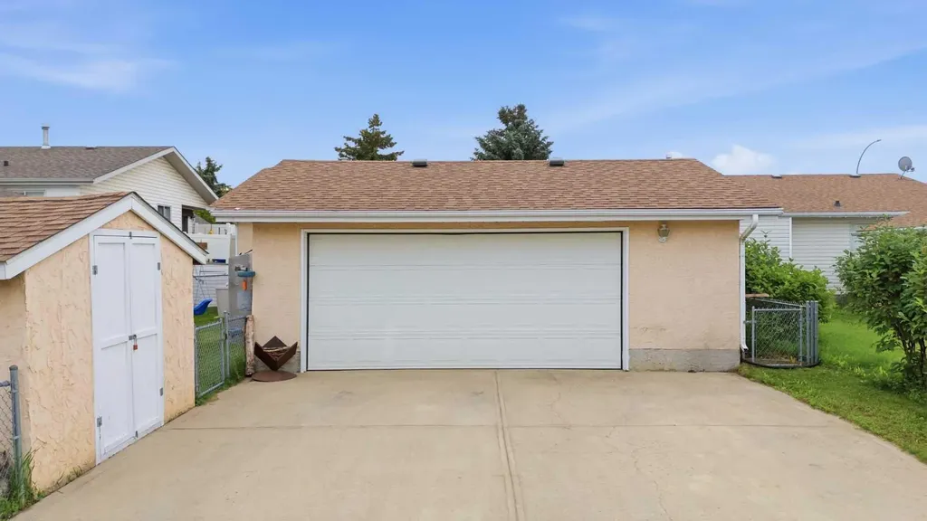 5418 46 Street Lacombe AB T4L 1H2
