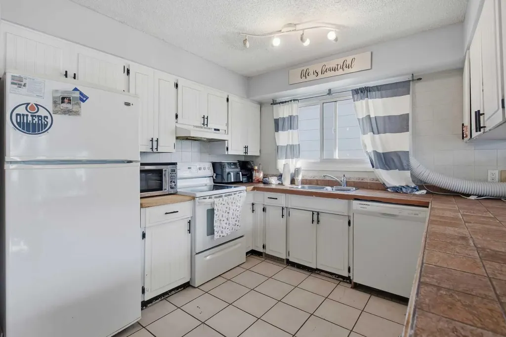 5110 Westwood Drive Blackfalds AB T0M 0J0