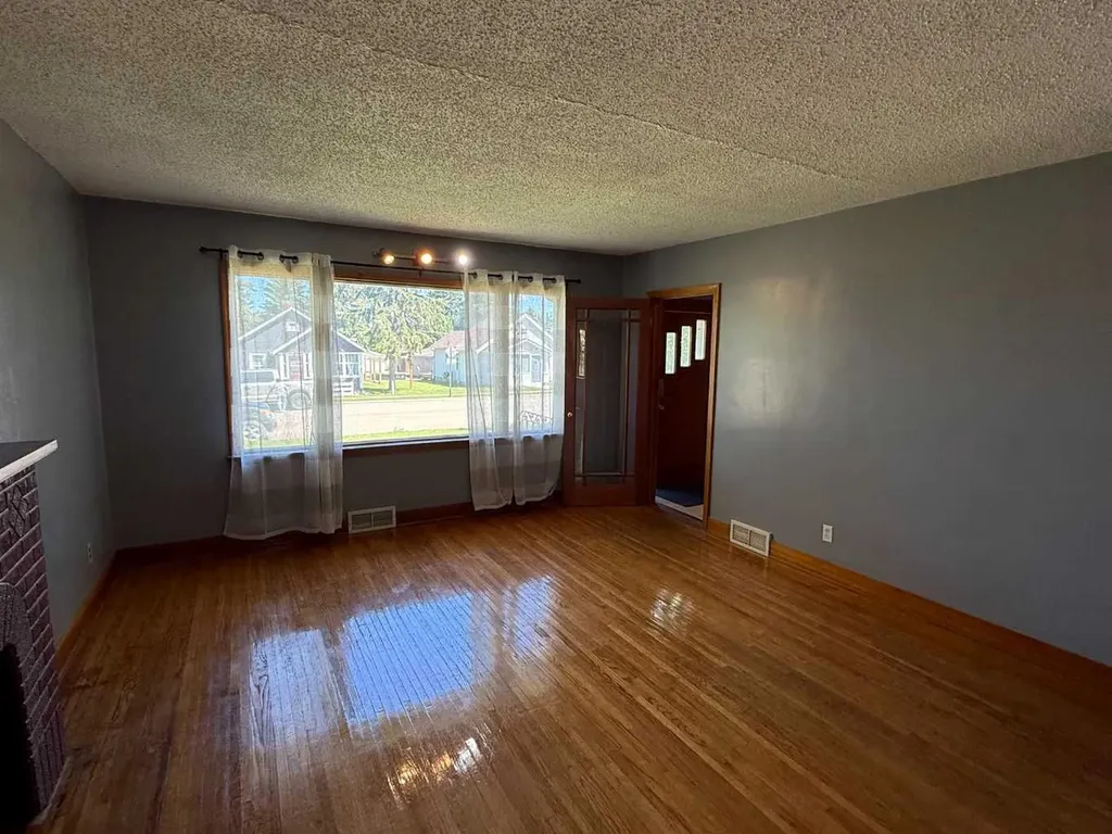 5221 51 Avenue Vermilion AB T9X 1V1