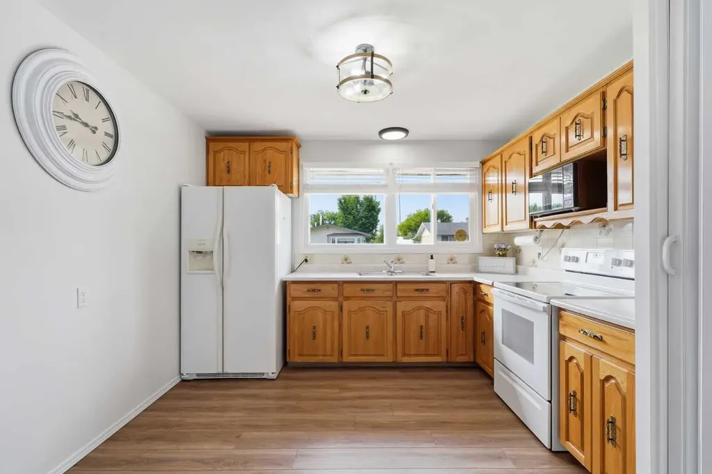 23 Fairway Avenue Red Deer AB T4N 4Y8