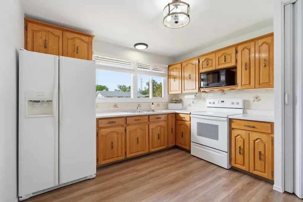 23 Fairway Avenue Red Deer AB T4N 4Y8