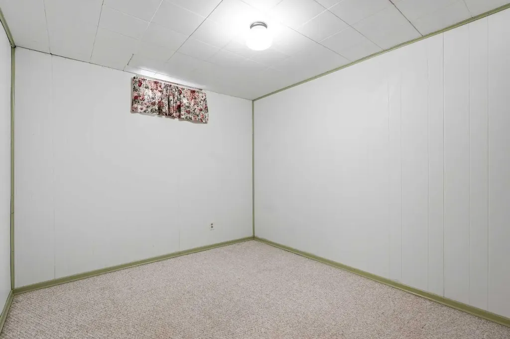 23 Fairway Avenue Red Deer AB T4N 4Y8