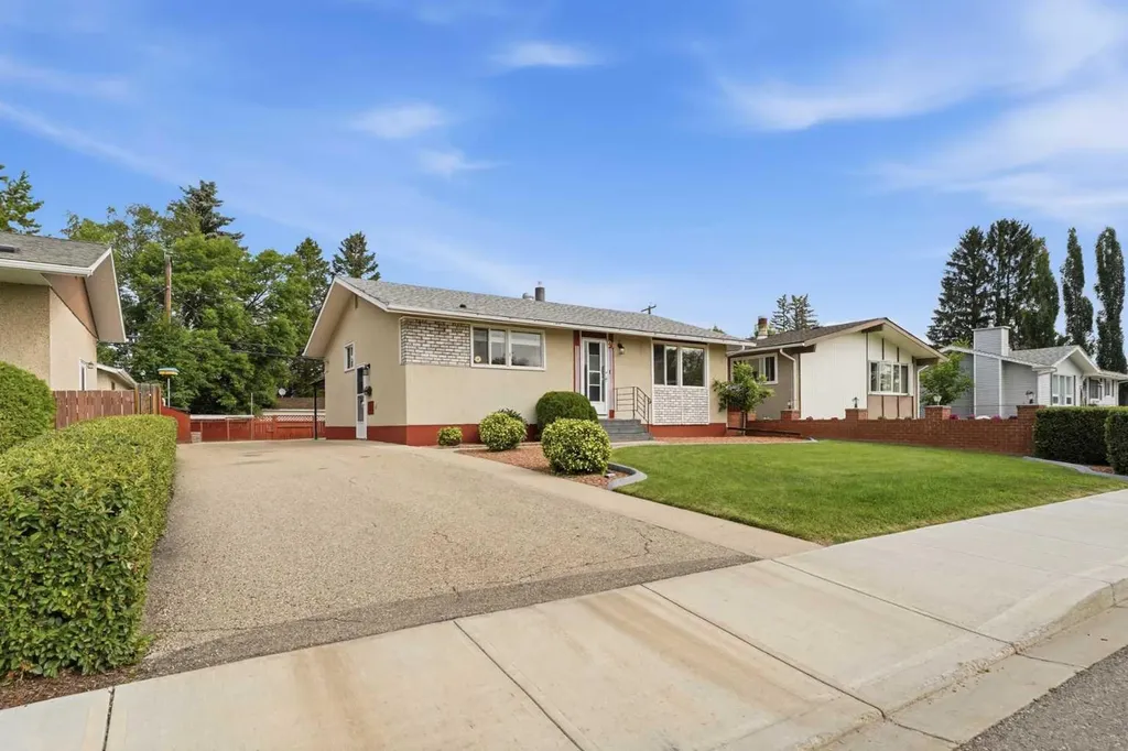 23 Fairway Avenue Red Deer AB T4N 4Y8