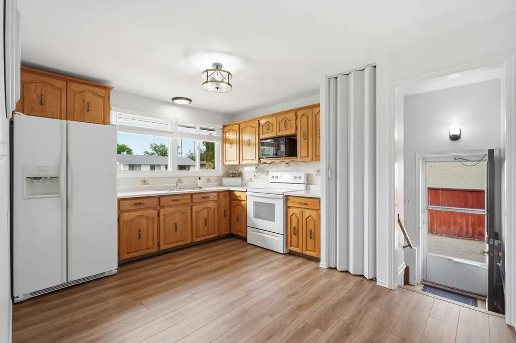 23 Fairway Avenue Red Deer AB T4N 4Y8
