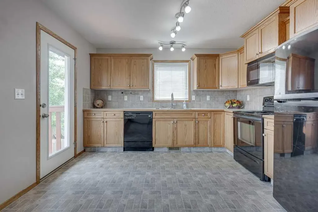 103 Landry Bend Red Deer AB T4R 3L7