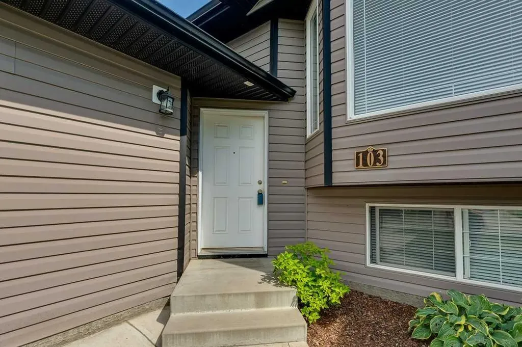 103 Landry Bend Red Deer AB T4R 3L7