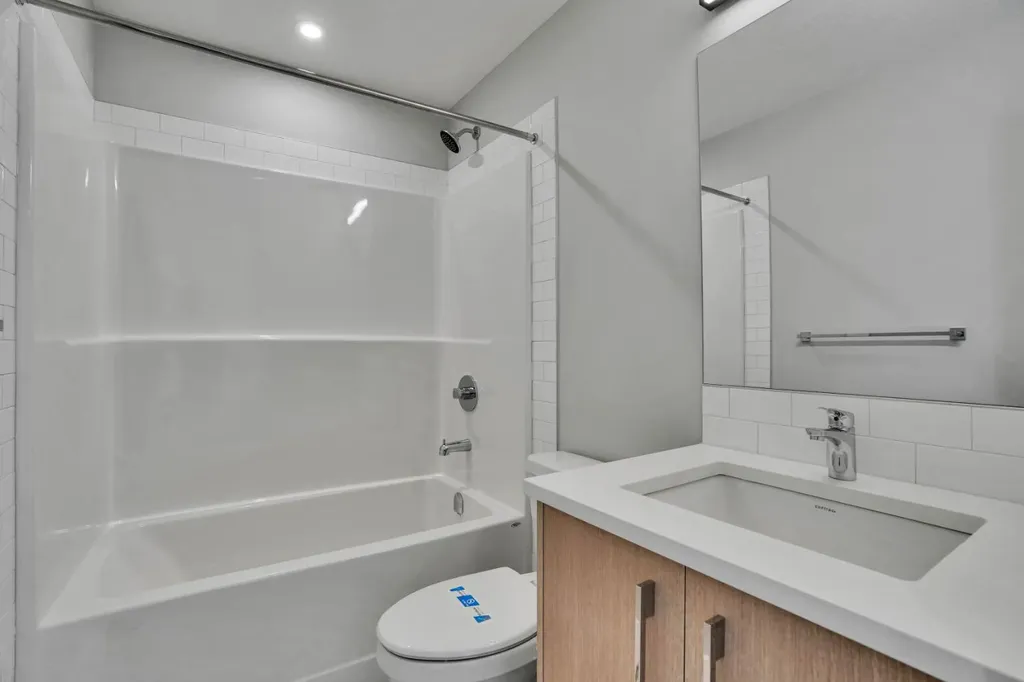 284 Huxbury View NE Calgary AB T2A 8C4