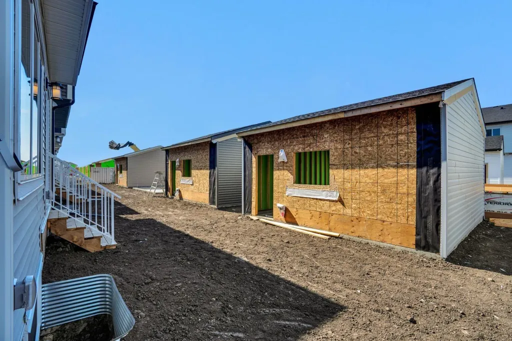 284 Huxbury View NE Calgary AB T2A 8C4