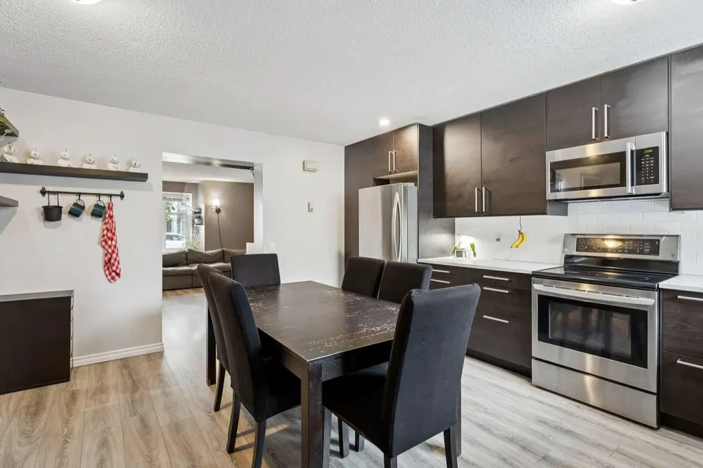 630 Sabrina Road SW Calgary AB T2W 2N7