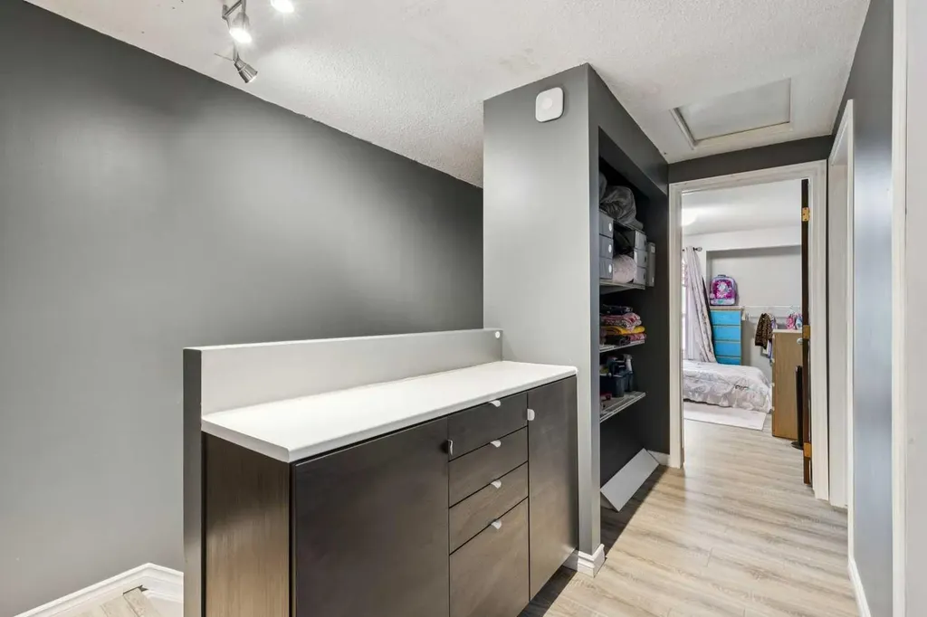 630 Sabrina Road SW Calgary AB T2W 2N7