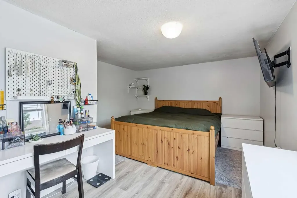 630 Sabrina Road SW Calgary AB T2W 2N7