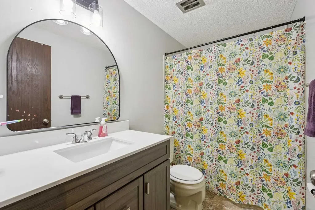 630 Sabrina Road SW Calgary AB T2W 2N7