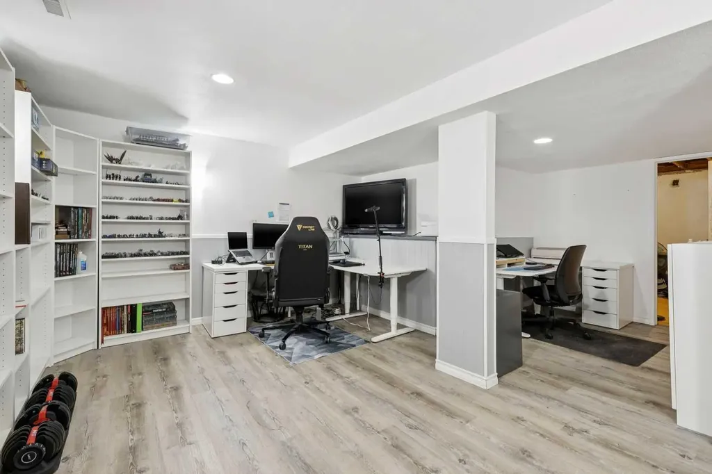 630 Sabrina Road SW Calgary AB T2W 2N7