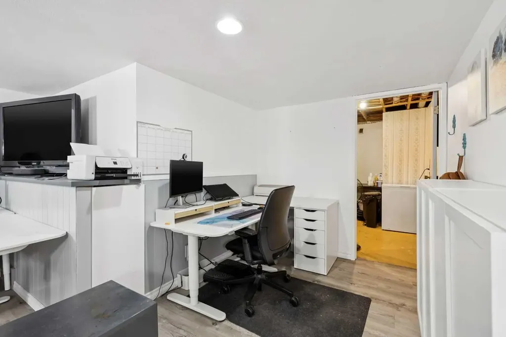 630 Sabrina Road SW Calgary AB T2W 2N7