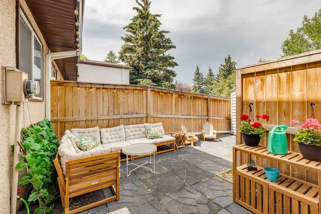 630 Sabrina Road SW Calgary AB T2W 2N7