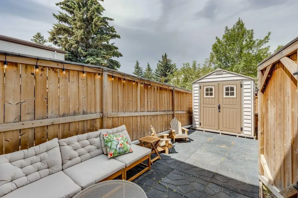630 Sabrina Road SW Calgary AB T2W 2N7
