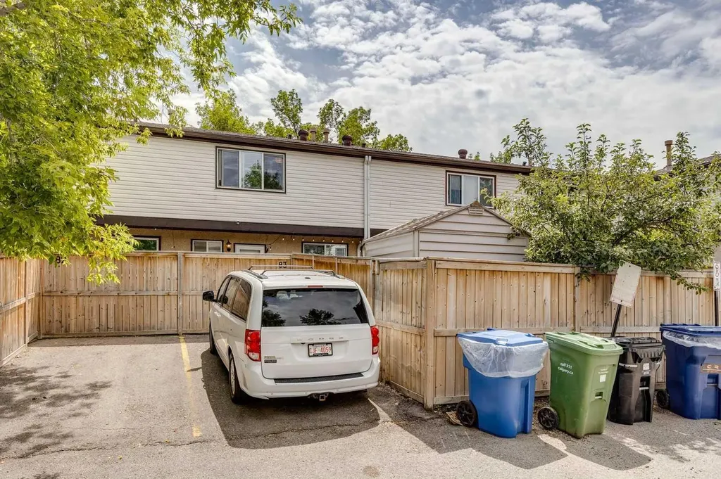 630 Sabrina Road SW Calgary AB T2W 2N7