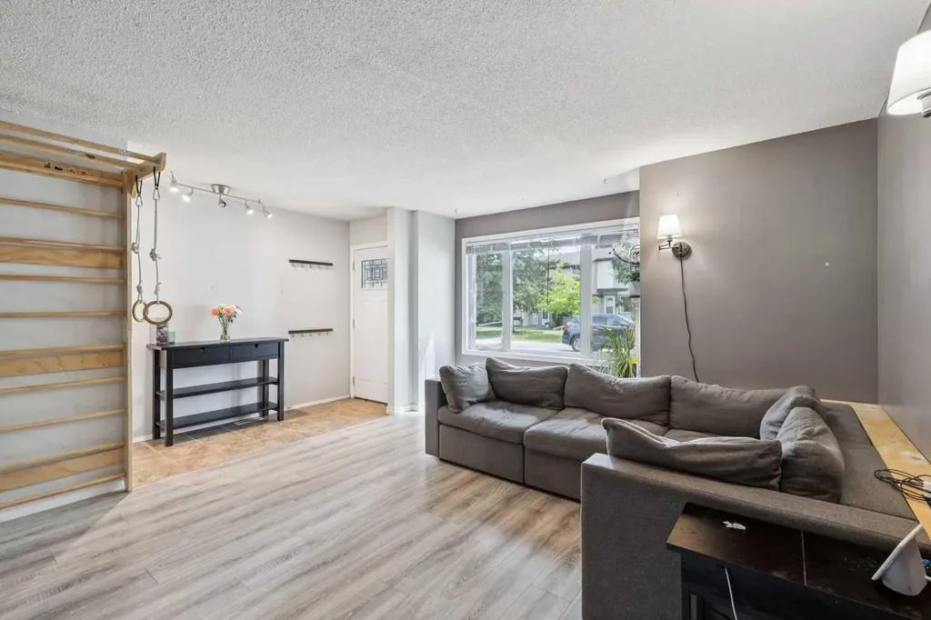 630 Sabrina Road SW Calgary AB T2W 2N7