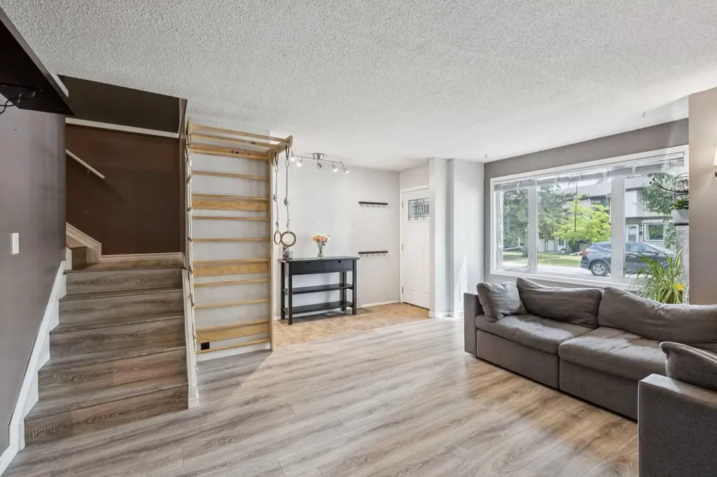 630 Sabrina Road SW Calgary AB T2W 2N7