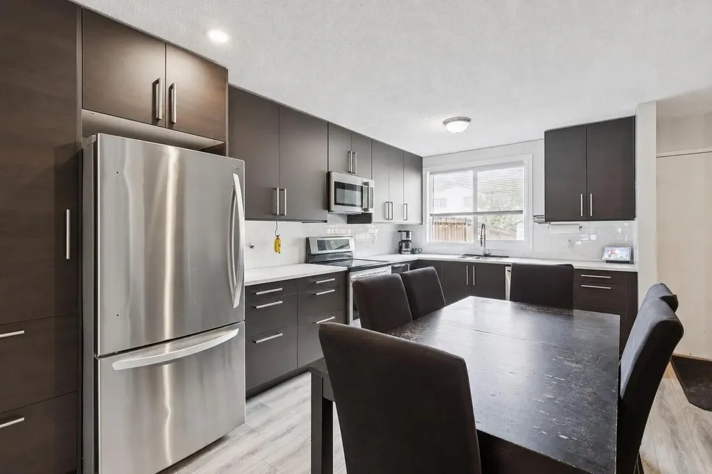 630 Sabrina Road SW Calgary AB T2W 2N7