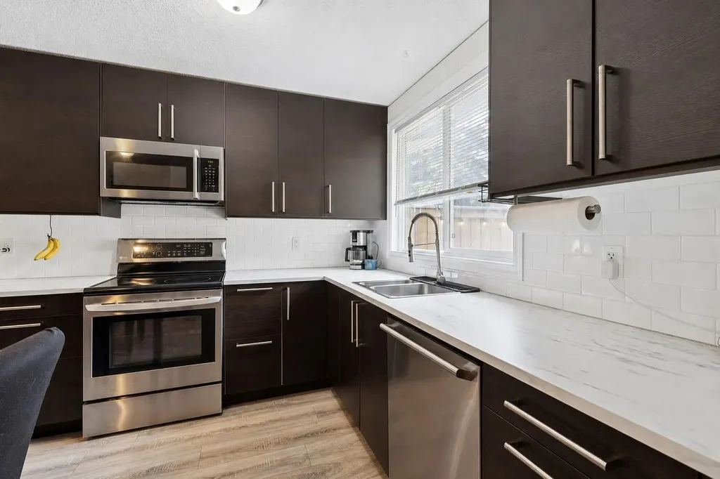 630 Sabrina Road SW Calgary AB T2W 2N7