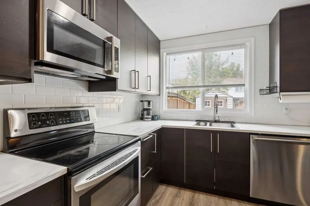 630 Sabrina Road SW Calgary AB T2W 2N7