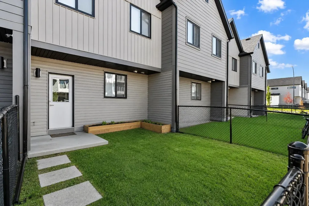 733 South Point Gate SW Airdrie AB T4B 5H7