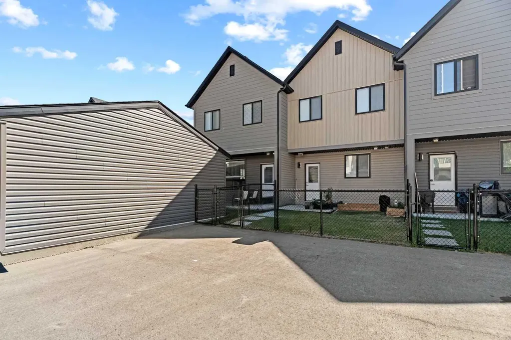 733 South Point Gate SW Airdrie AB T4B 5H7