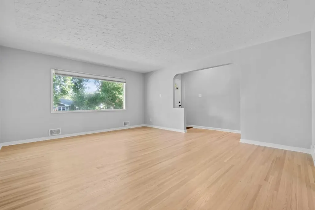 15 Hunter Street NW Calgary AB T2K 2B8