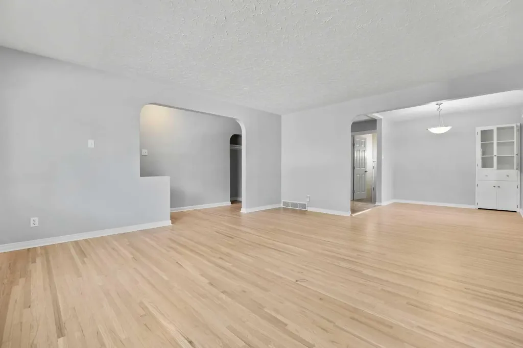 15 Hunter Street NW Calgary AB T2K 2B8