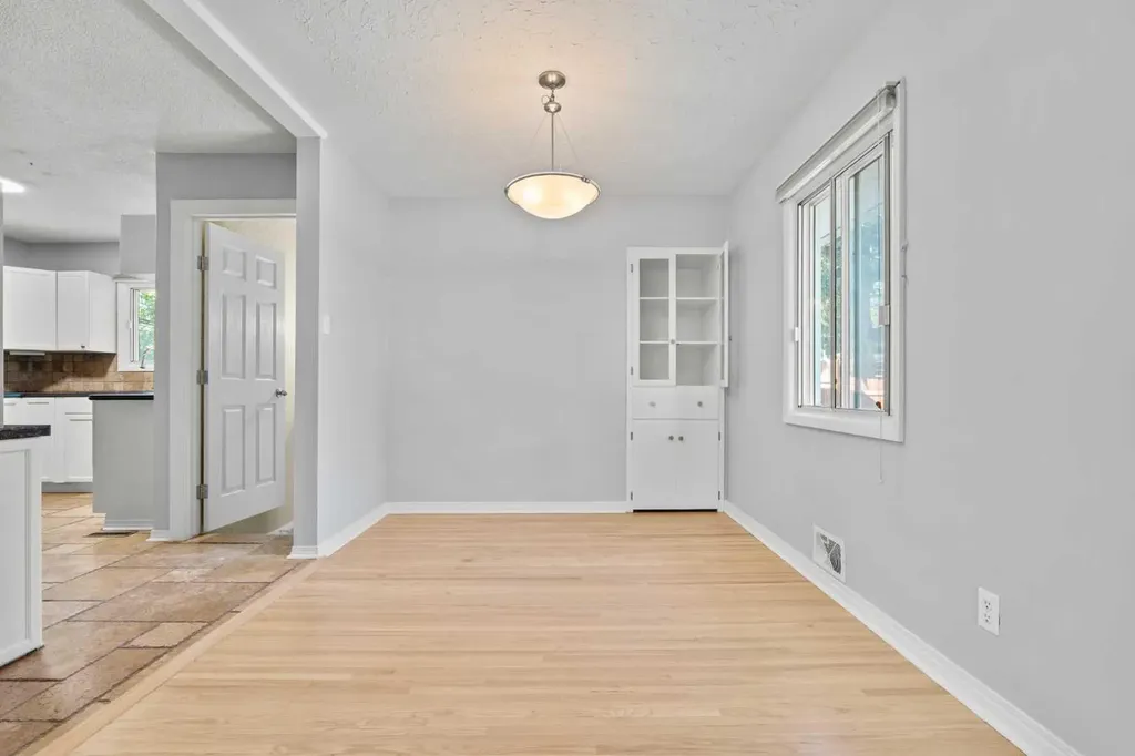 15 Hunter Street NW Calgary AB T2K 2B8